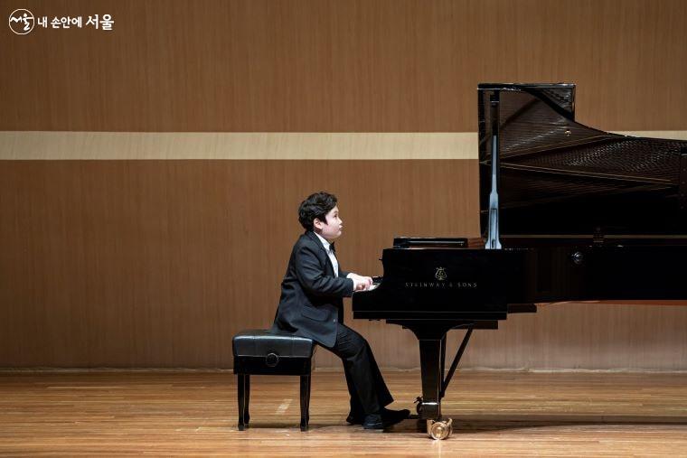 김건호 군은 시각장애가 있지만 비장애인과 다름없이 무대에서 피아노 연주를 펼쳤다. ⓒ윤혜숙