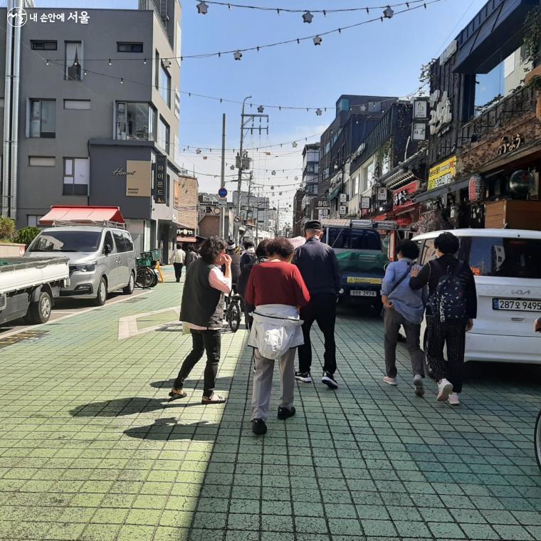 주꾸미골목을 지나 성내전통시장으로 이동 중인 어르신들 Ⓒ김민채