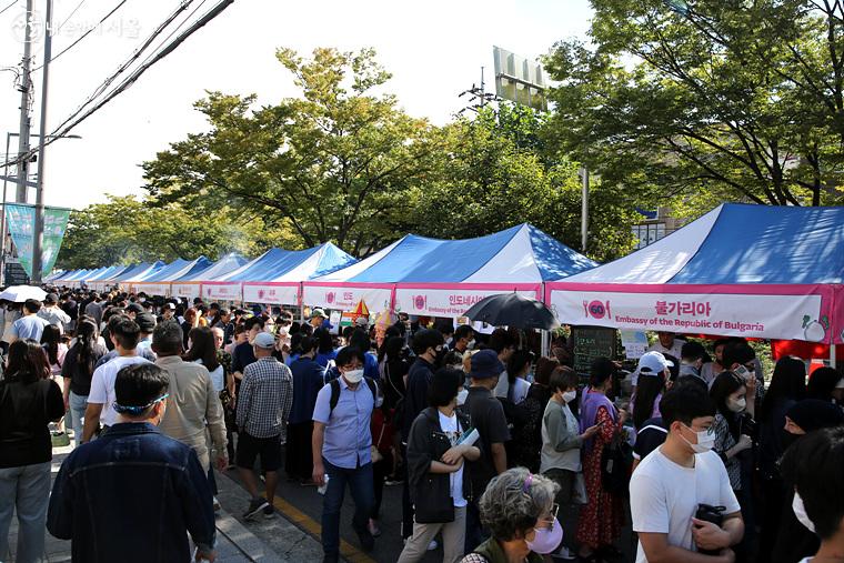 로컬, 비건, 공정무역 등 다양한 주제를 담은 세계 각국의 다양한 음식을 판매하는 부스