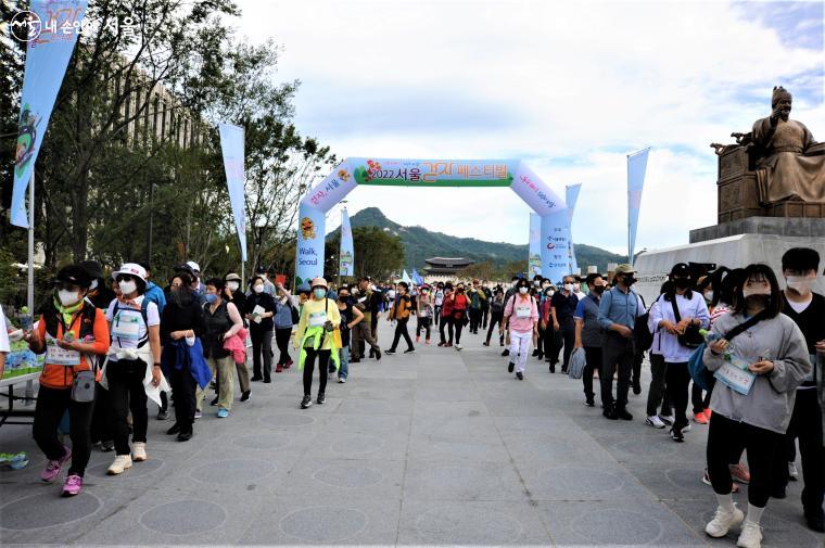 4.4km를 걸어 광화문광장 도착점을 통과하는 참가자들 ⓒ조수봉