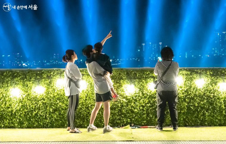 차 없는 잠수교 '뚜벅뚜벅 축제'에서 시민들이 즐거운 시간을 보내고 있다 ⓒ이용수