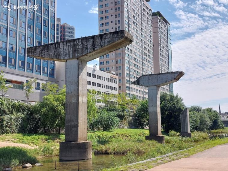 성북천교를 지나 청계천 산책로의 왼쪽으로 돌아보면 청계천 존치교각이 보인다. ⓒ김명옥