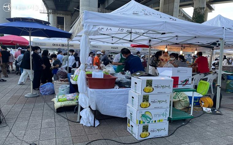 물건을 구매하는 사람들과 판매하는 사람들로 바쁜 시장의 모습