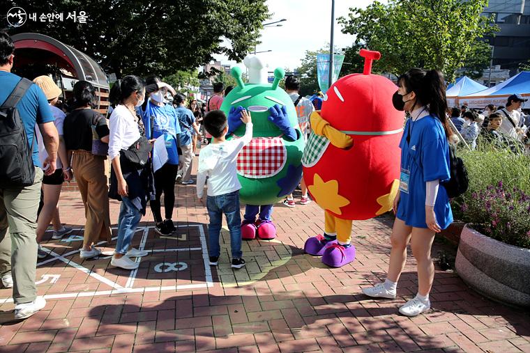 아이들과 함께 사진을 찍고 있는 축제 캐릭터 누리와 마실이 