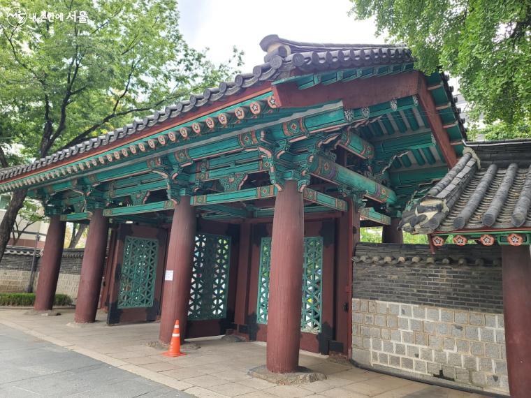 탑골공원 정문에 해당하는 삼일문의 모습은 강릉 임영관 삼문의 형태이다. 