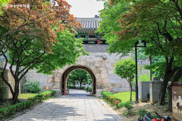 '홍지문'은 탕춘대성의 출입문으로, 서울의 서북쪽 북한산성의 방위 시설을 보완하기 위해 숙종 41년(1715년)에 세운 문이다.