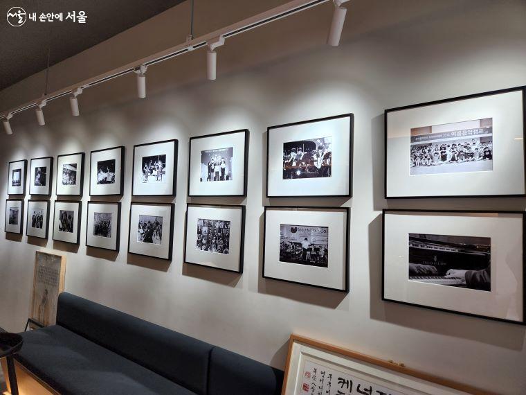 뷰티플마인드 사무실 벽면에 장애예술인들의 활동이 사진으로 전시되어 있다. ⓒ윤혜숙