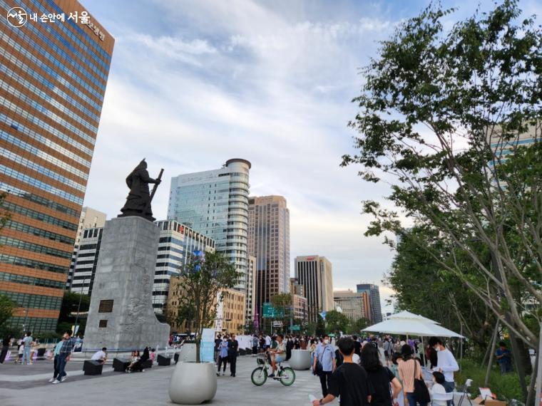 새단장한 광화문광장에서 시민들의 발걸음을 사로잡은 곳이 있으니, '서울의 가치 찾기' 시민 공모전 현장이다. ⓒ서지현