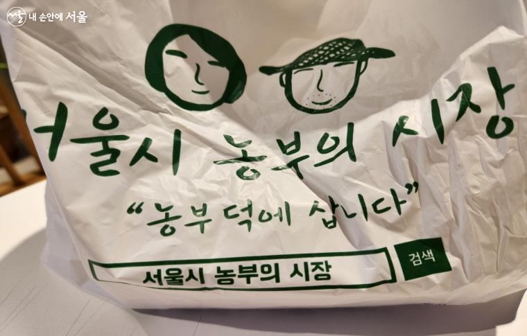 농부의 시장, "농부덕에 삽니다" Ⓒ심재혁