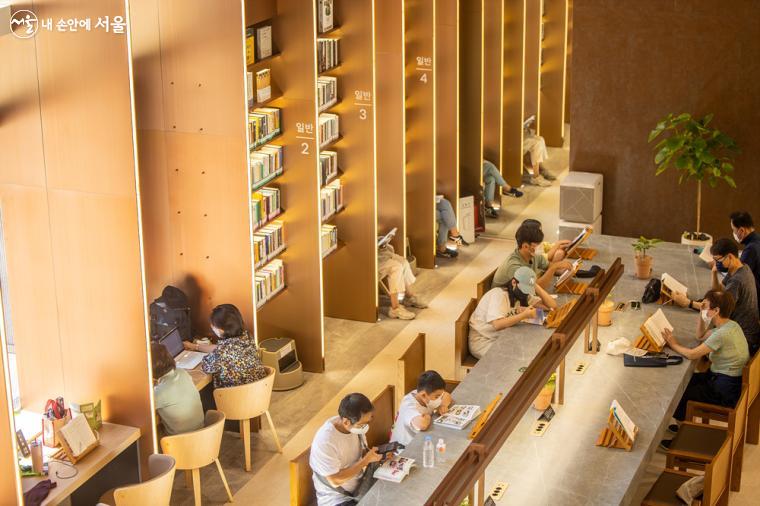 창밖 숲속 풍경과 어우러진 아차산숲속도서관의 열람실 모습, 총 60여 석이 준비되어 있다.