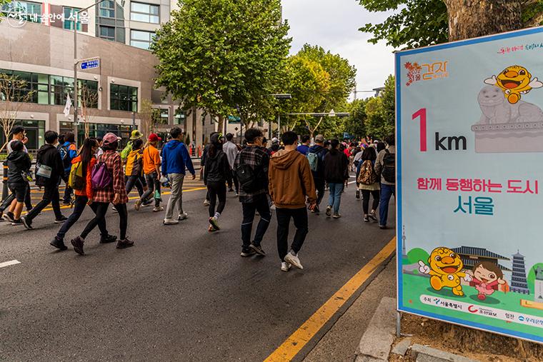 1km 거리마다 함께 동행하는 도시 서울 안내문이 설치되어 있다.