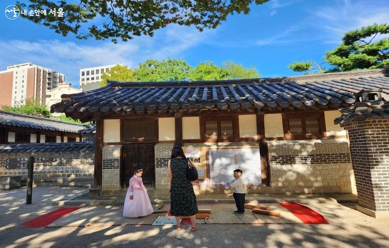 추석을 맞아 한복을 입고 윷놀이를 즐기고 있는 가족의 모습ⓒ유세경