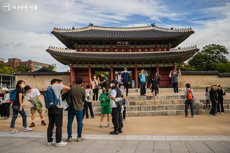 페스티벌 참가자들이 창덕궁 앞에서 인증샷을 남기고 있다.