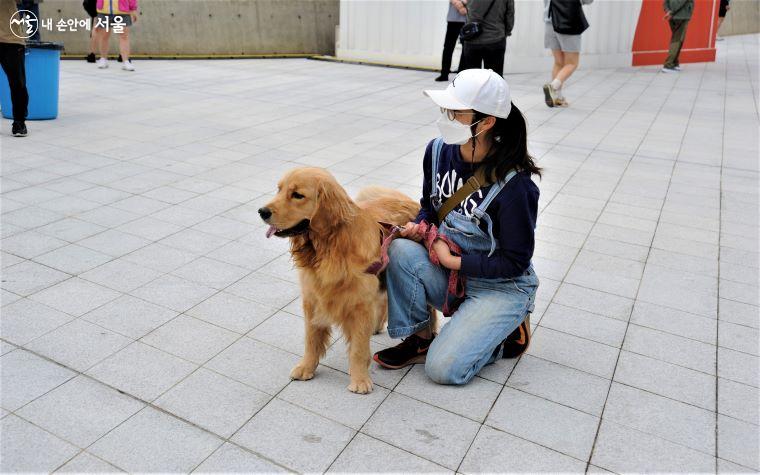 반려견과 함께 참여한 시민 ⓒ조수봉