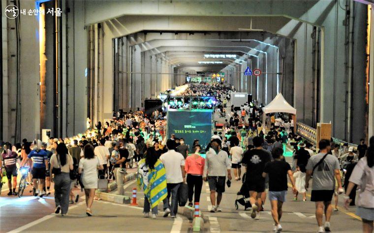 잠수교에서 '2022 차 없는 잠수교, 뚜벅뚜벅 축제'를 즐기는 시민들 ⓒ조수봉