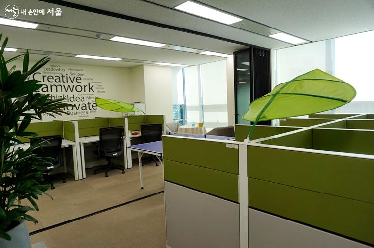 사무용 책상과 휴게공간이 마련되어있는 ‘코워킹 스페이스’