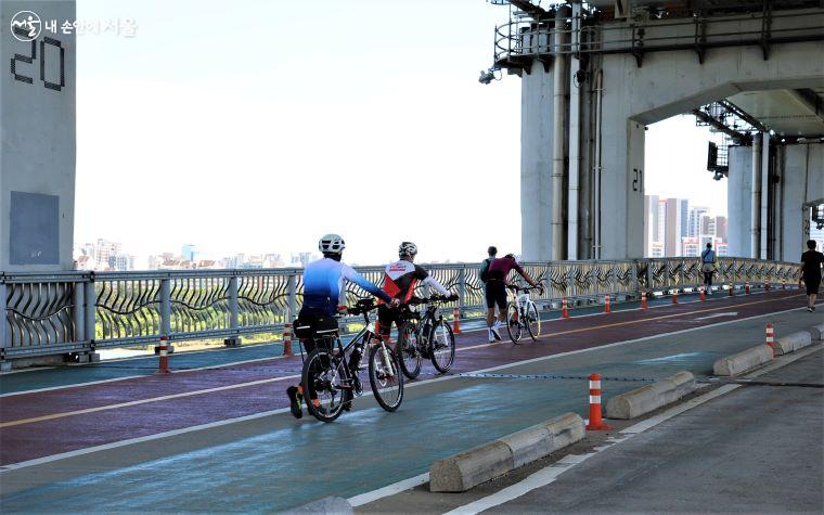 축제 기간에는 행사 구간에서 자전거나 전동 킥보드 등을 내려서 끌고 가야 한다.  ⓒ조수봉