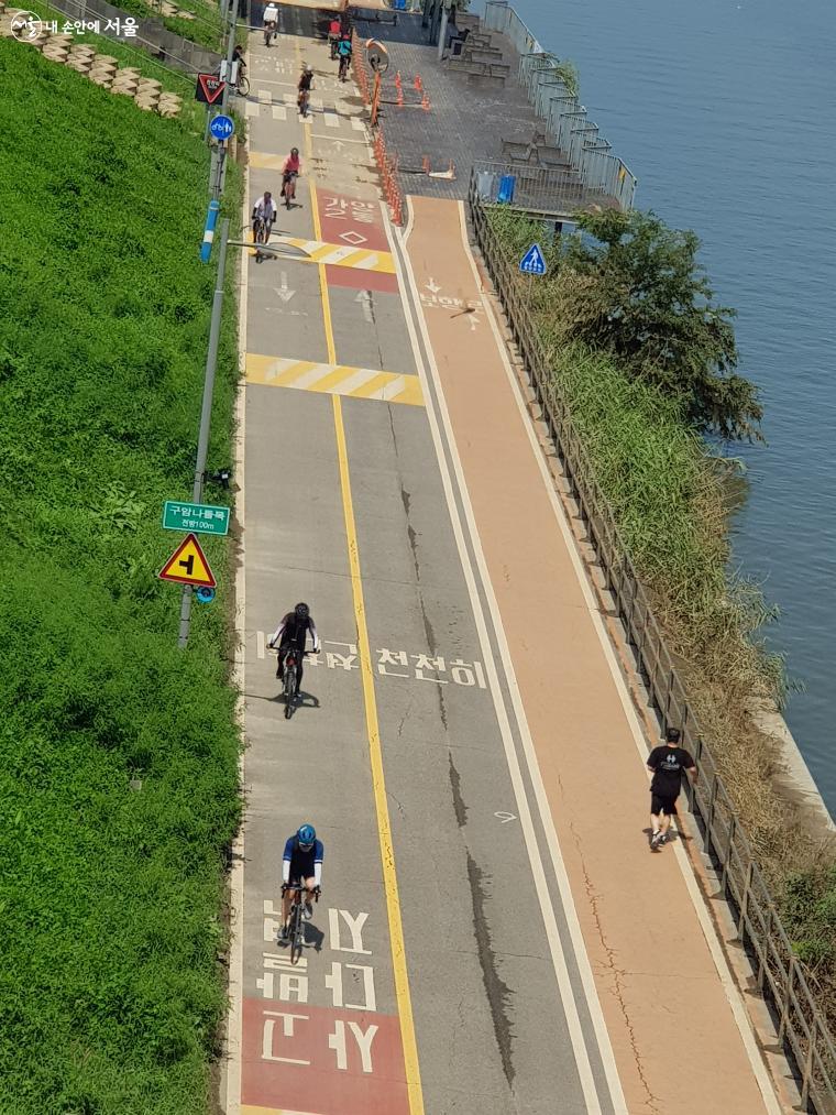 한강공원 자전거도로 모습 