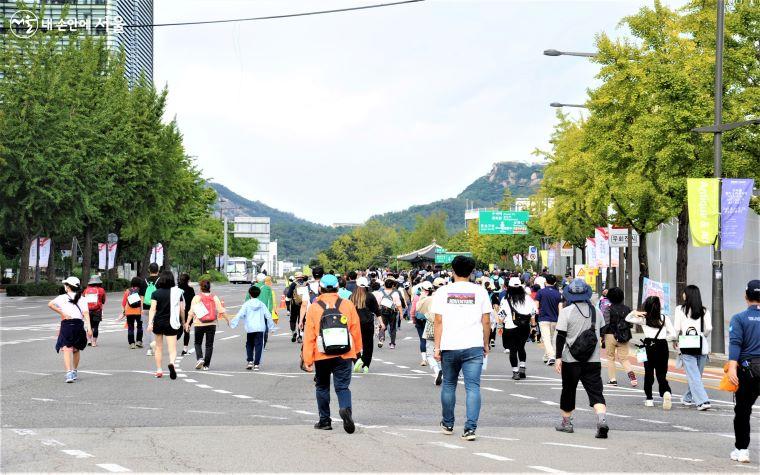 안국동 사거리를 지나 동십자각이 보이기 시작하는 지점의 참가자들 ⓒ조수봉