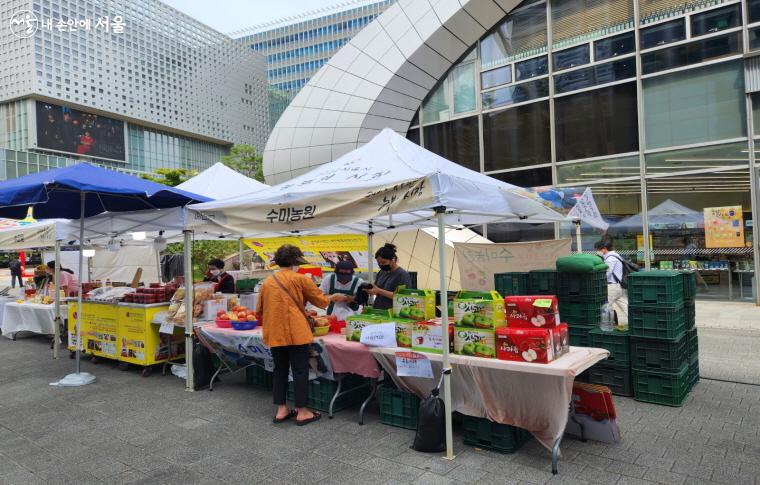 농산물을 구매하고 있는 시민 Ⓒ심재혁