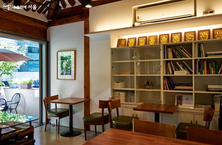 백남준기념관에는 창신숭인 지역 주민들로 구성된 협동조합이 운영하는 ‘백남준 카페’가 있으며, 백남준 관련 도서가 비치되어 있다 ⓒ이정규