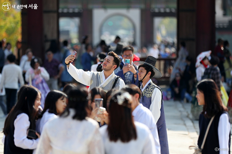 서울시는 해외 관광객 3,000만 시대를 연다는 목표로 '서울관광 활성화 계획'을 발표했다.