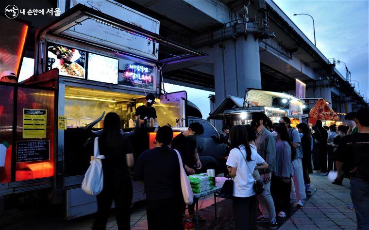 야시장에 멋과 맛을 더하는 푸드트럭 ⓒ조수봉