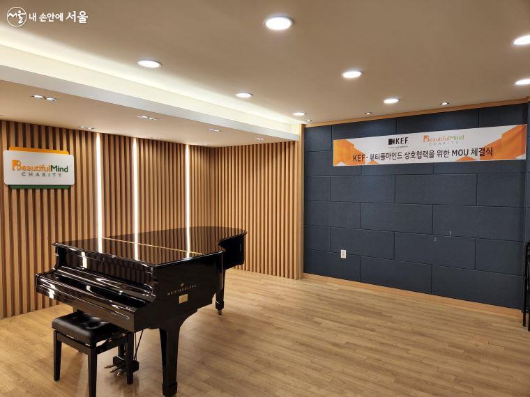 뷰티플마인드 사무실에는 방음장치가 된 별도의 음악연습실이 마련되어 있다. ⓒ윤혜숙