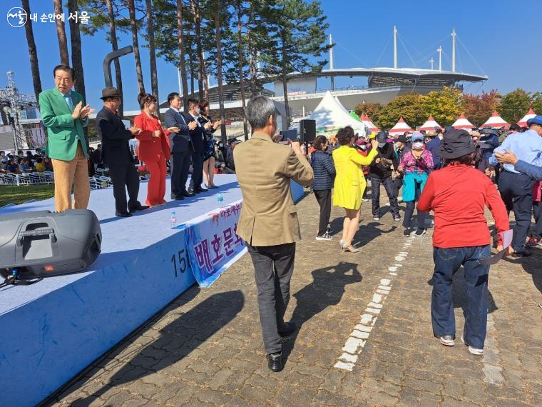 '제15회 마포나루 새우젓축제'의 흥을 돋운 예술단의 축하무대 