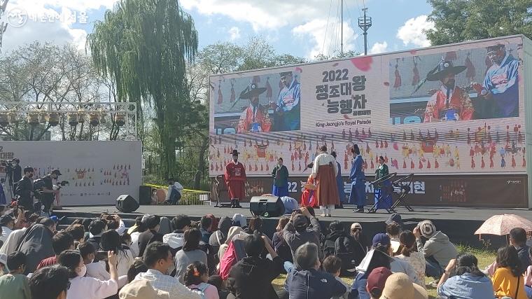 정조대왕이 백성의 억울함을 듣고 해결해주는 격쟁 상황극을 보고 있는 시민들