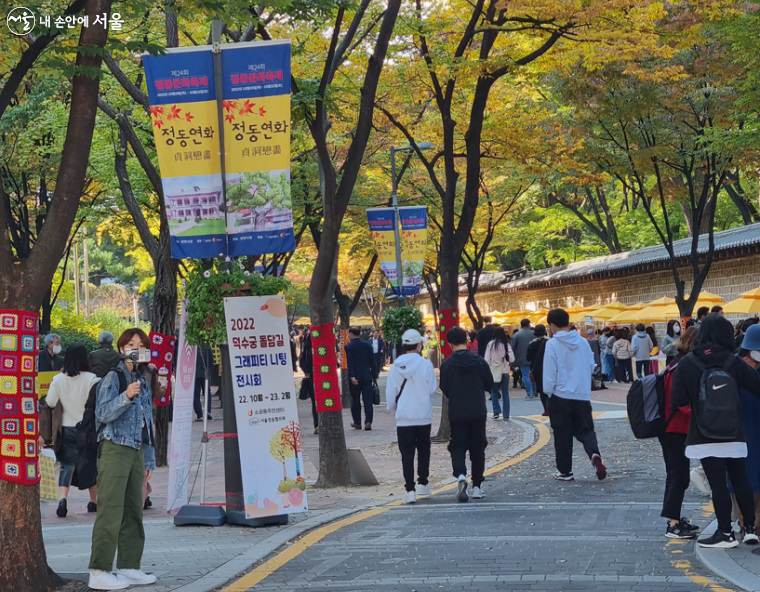 3년 만에 열린 정동연화 행사로 많은 시민들이 덕수궁 돌담길을 찾았다.