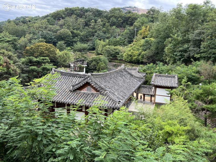 청운문학도서관은 인왕산 탐방객과 부암동 탐방객이 찾는 명소다