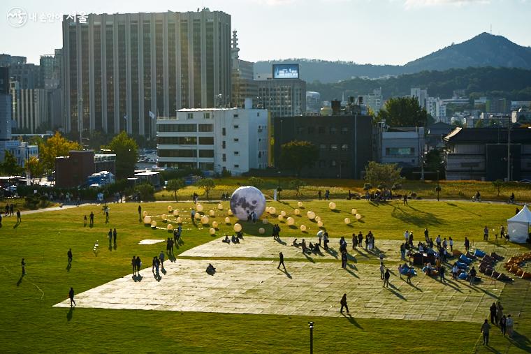 빌딩숲 도심에서 넓은 녹지를 보는 것만으로도 힐링이 된다 ⓒ이정규