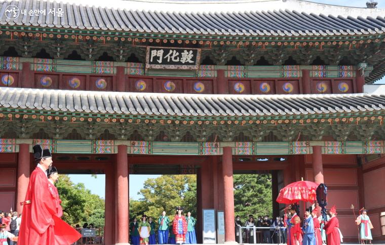 '2022 정조대왕 능행차 공동재현'이 창덕궁 돈화문에서 시작됐다.