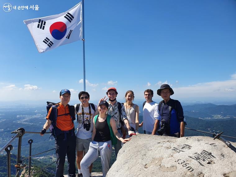 북한산을 찾은 외국인 등산객들이 백운대 정상에서 기념 사진을 찍고 있다.