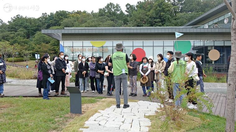 ‘해설이 있는 정원 투어’ 참가자들이 상상톡톡미술관 앞에서 해설자 김지학 작가를 만나고 있다. ⓒ이선미  