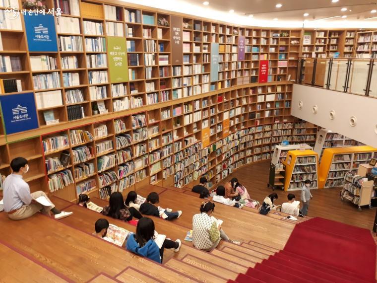 서울도서관의 랜드마크 같은 5m 벽면서가 앞에서 독서 중인 시민들