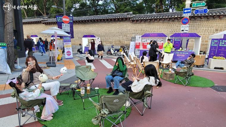 행사장 쉼터에 앉아 편안하게 축제를 즐기는 시민들
