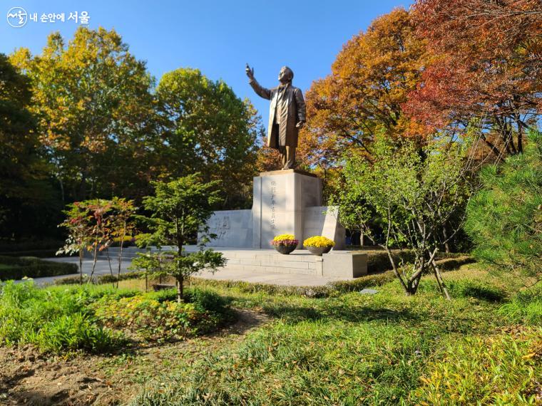 양재시민의숲은 이름이 '매헌시민의숲'으로 변경되었다.