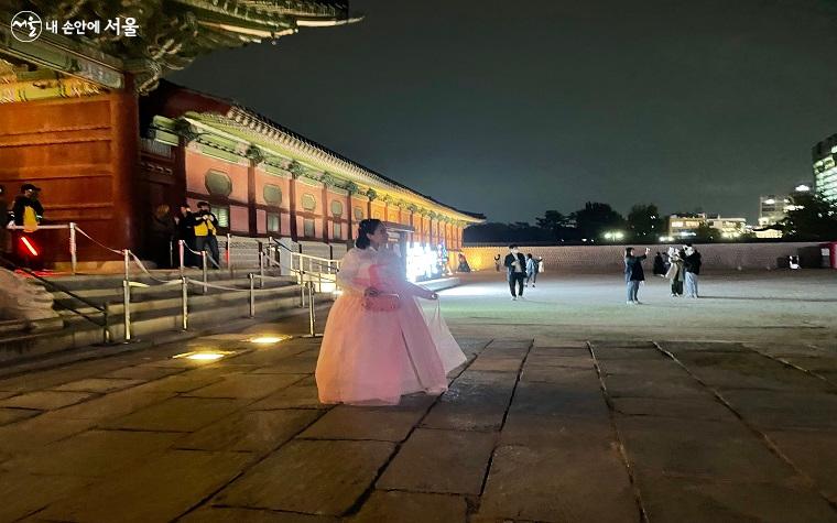 11월 6일까지 경복궁은 야간관람을 실시한다. 경복궁의 밤은 낮과는 또 다른 매력이 있다.