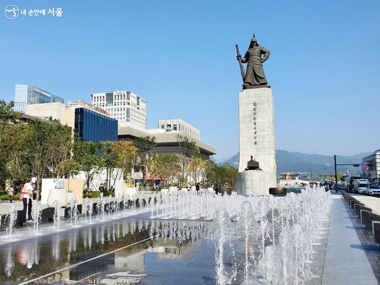 충무공 이순신 장군 동상 앞 명량 분수가 시원한 물줄기를 내뿜는다. Ⓒ방금숙