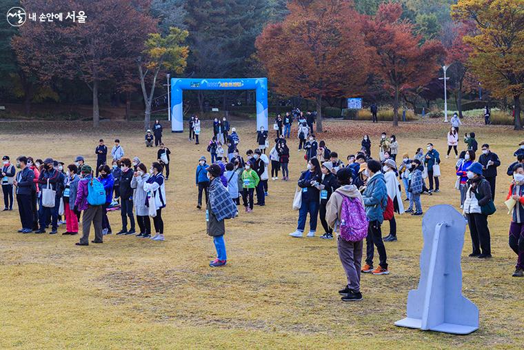서울트레킹 참가자들이 일자산 잔디광장에서 초대가수의 공연을 관람하는 모습 