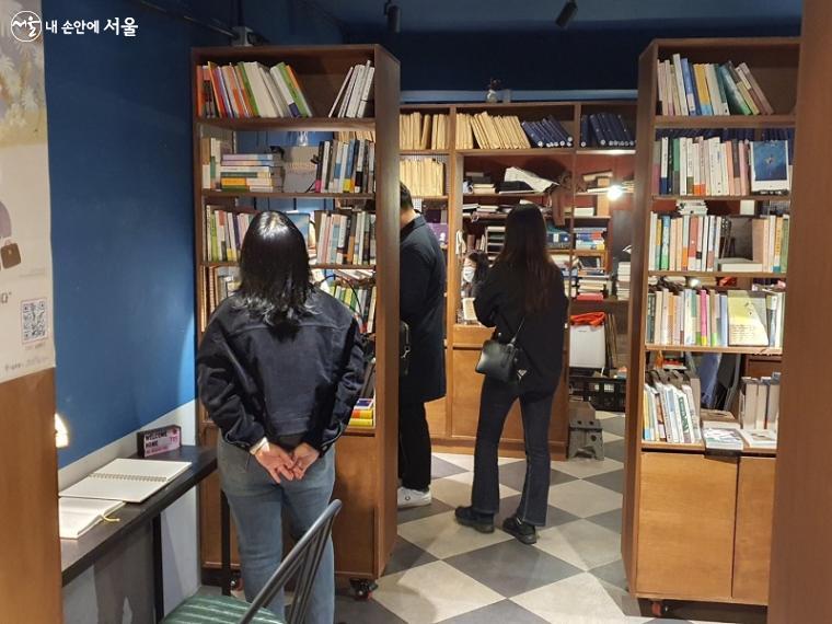 서울시가 '서점의 날(11월 11일)'을 기념해 동네 서점들에서 작은 이벤트를 마련했다. 사진은 서울형책방에서 책을 고르는 시민들