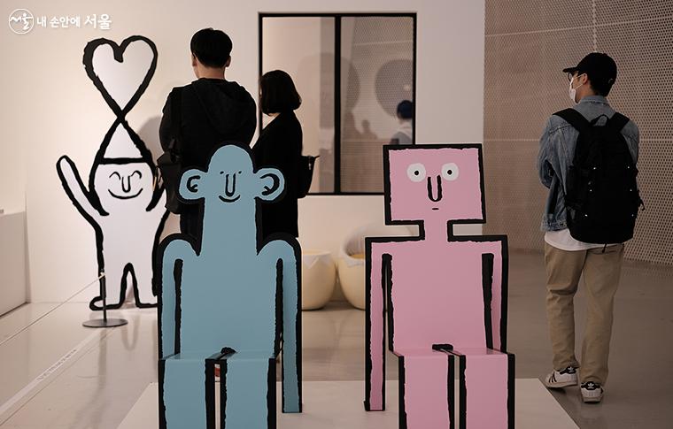 장 줄리앙(Jean Jullien)의 작품들을 감상하는 관람객들 ⓒ김아름