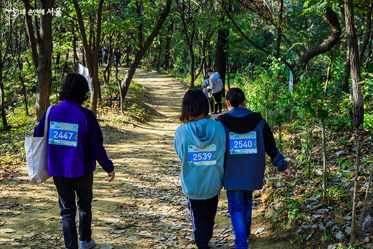 알록달록 아름답게 물든 일자산 곳곳에는  푸릇푸릇한 곳도 아직 남아있다.