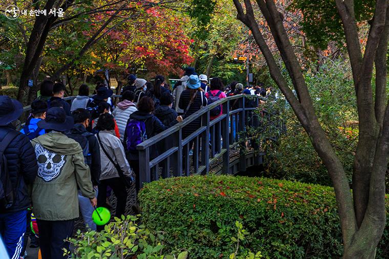 서울트레킹 참가자들이 일자산을 향해 가고 있다. 