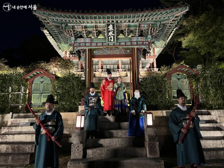 특별 프로그램으로, 조선시대 왕과 왕비와 함께 기념사진을 찍을 수 있었다. 