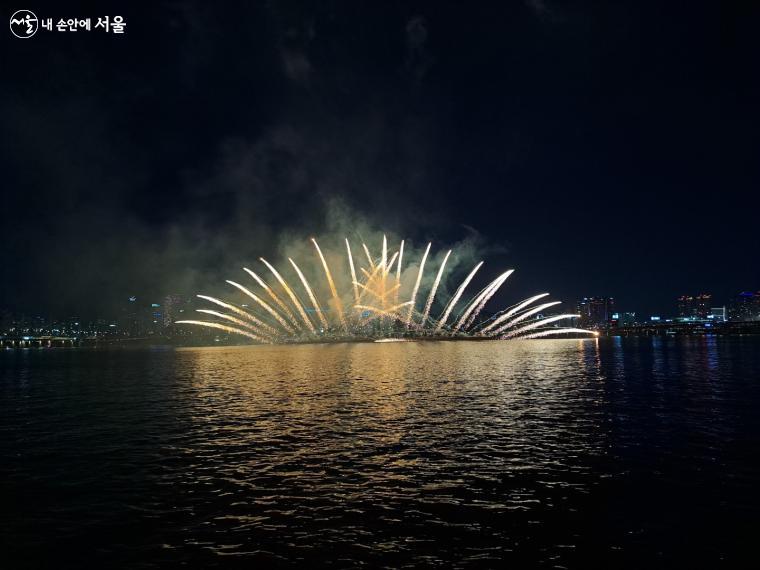 '서울세계불꽃축제 2022'는 3년 만에 여의도에서 개최됐다.