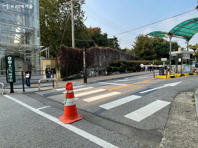 용산가족공원 주출입구에 보행자를 위한 횡단보도와 차량 정지선이 설치된 모습