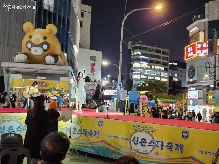 이 계절 신촌 연세로에서는 길거리 축제가 한창이다. ⓒ윤혜숙